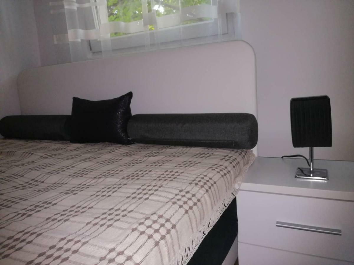 Yellow Apartment, Central พอดโกริกา ภายนอก รูปภาพ